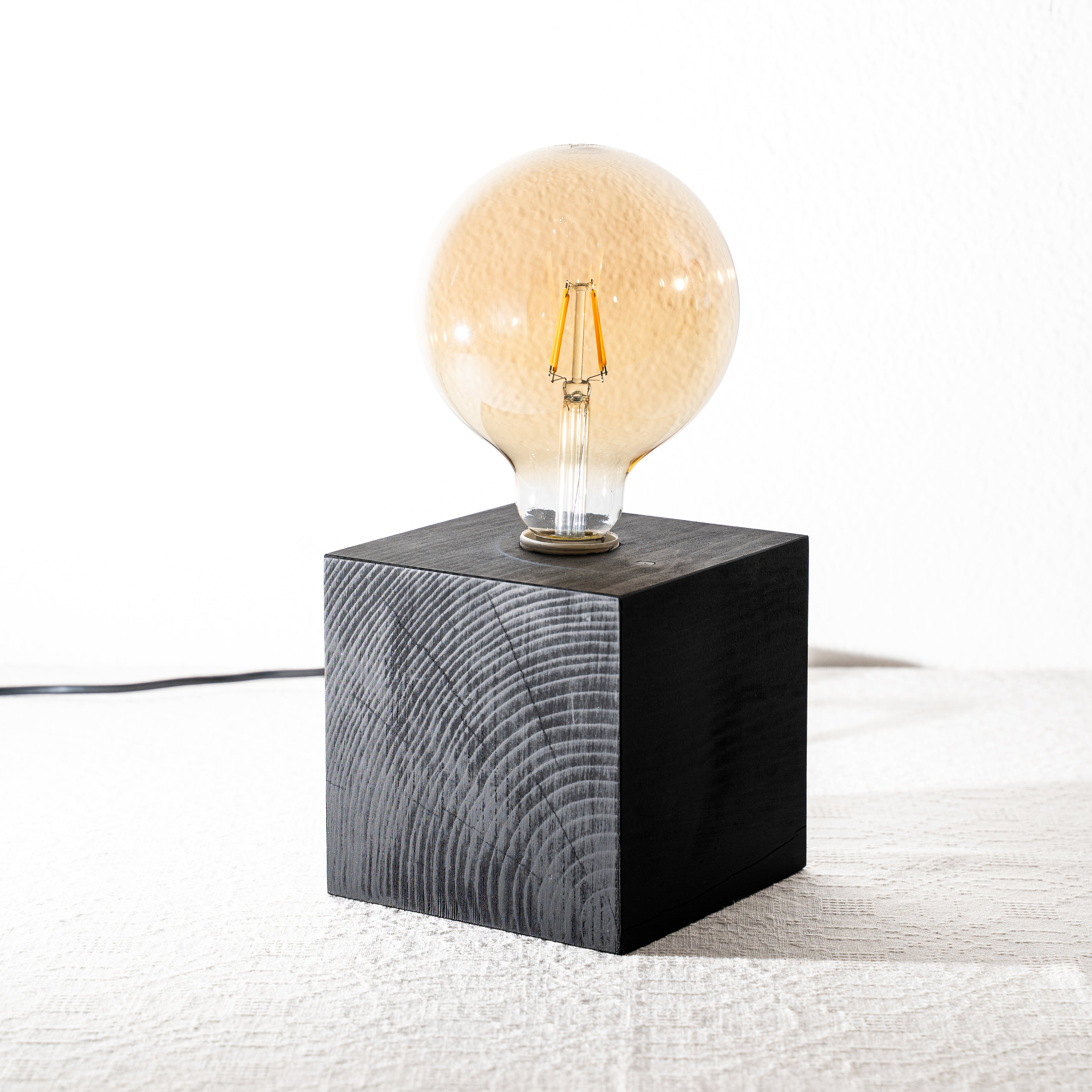 Lampada da Tavolo Cubo in Legno Nero con Lampadina Edison
