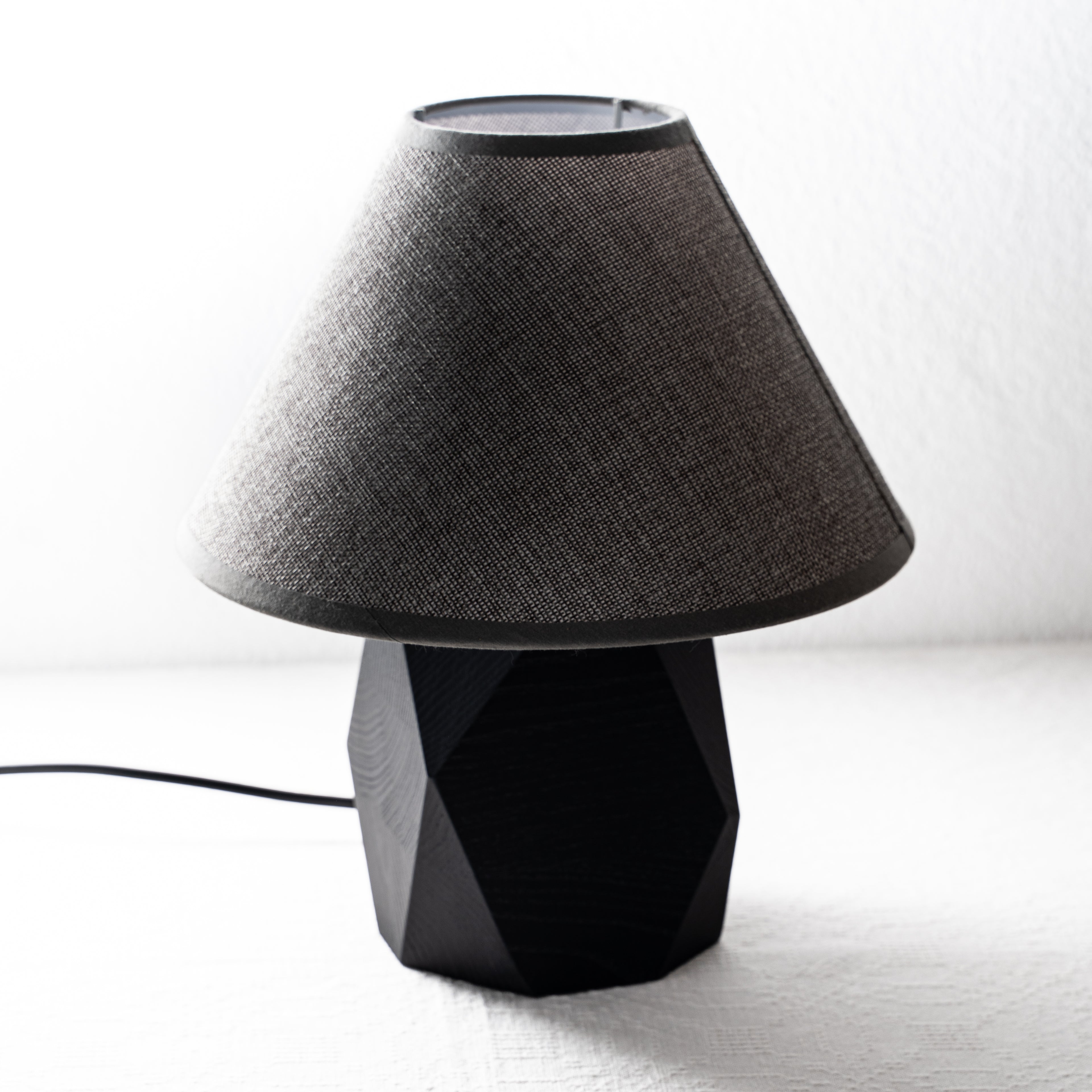 Lampada da Tavolo Geometrica in Legno Nero con Paralume