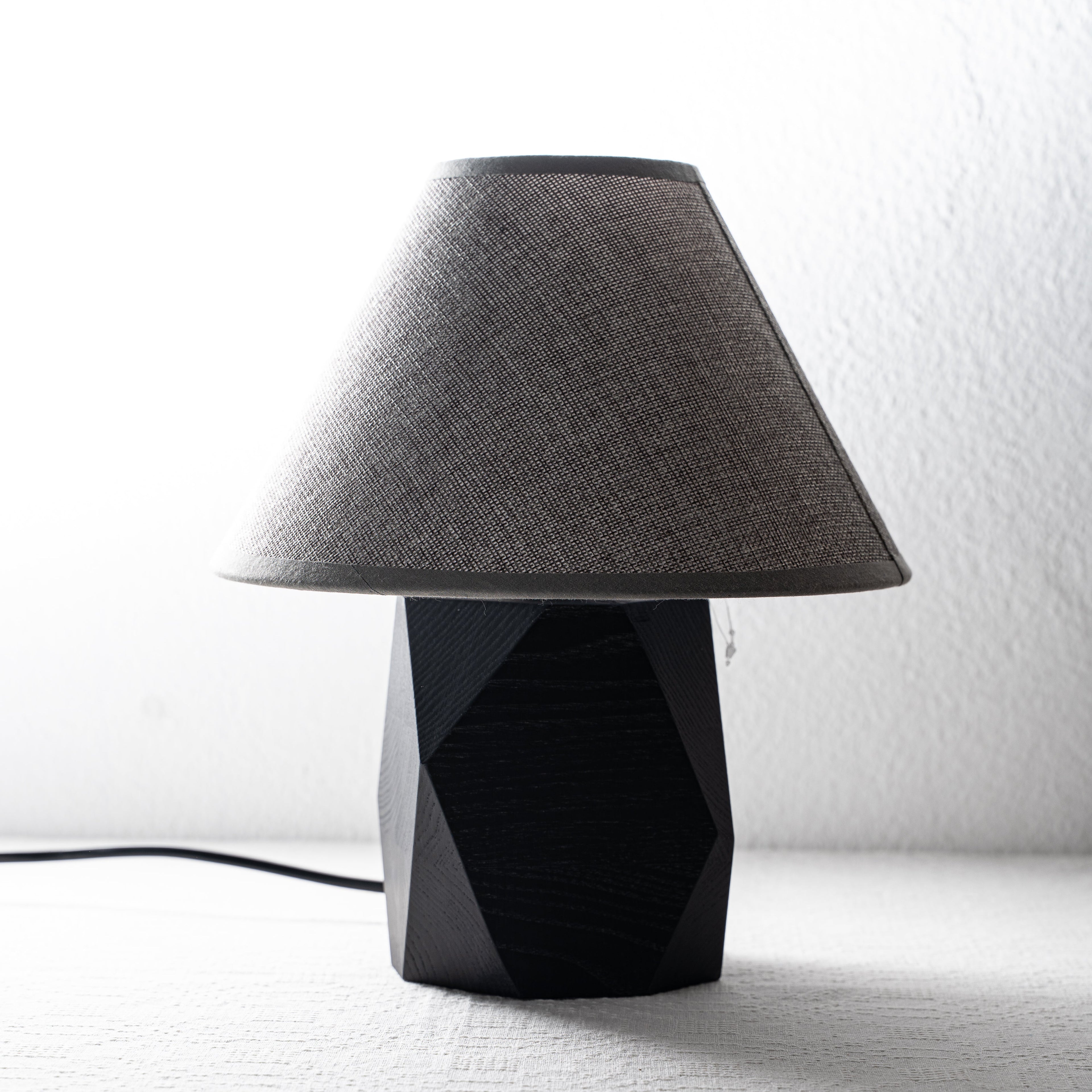 Lampada da Tavolo Geometrica in Legno Nero con Paralume