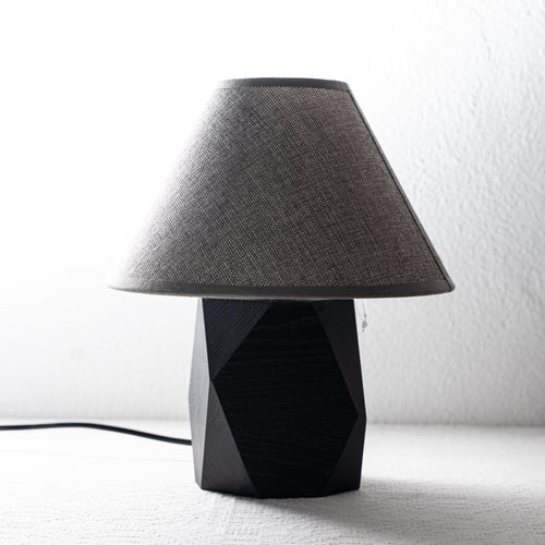 Lampada da Tavolo Geometrica in Legno Nero con Paralume
