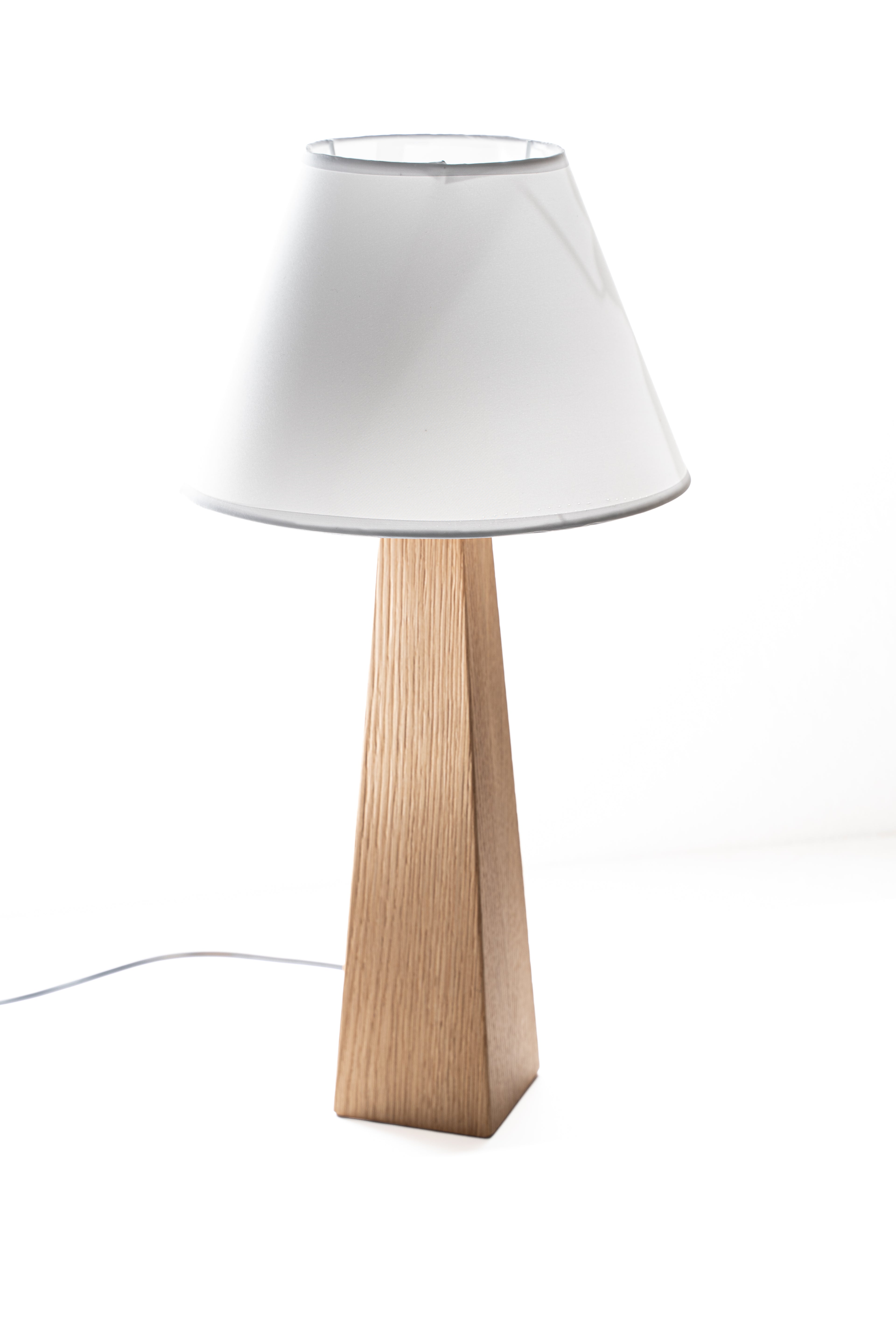 Lampada da Tavolo Piramidale in Legno Naturale con Paralume Bianco
