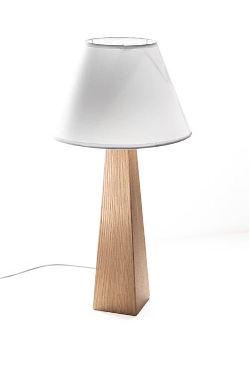 Lampada da Tavolo Piramidale in Legno Naturale con Paralume Bianco