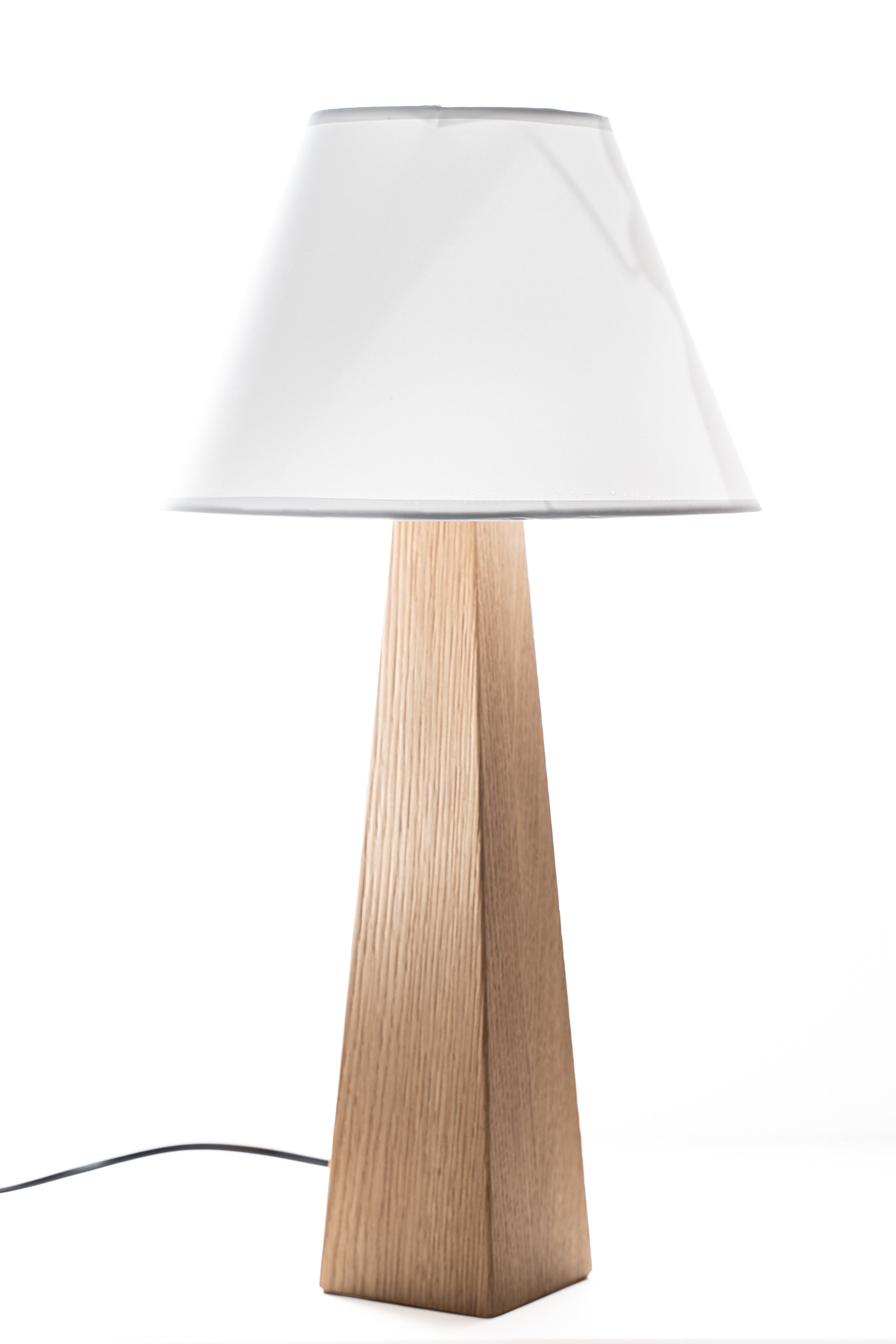 Lampada da Tavolo Piramidale in Legno Naturale con Paralume Bianco