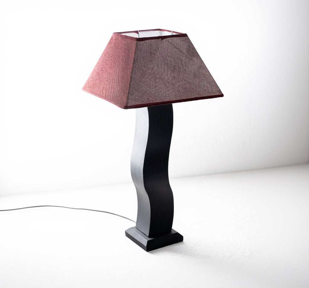 Lampada da Tavolo a Onda in Legno Nero con Paralume Bordeaux