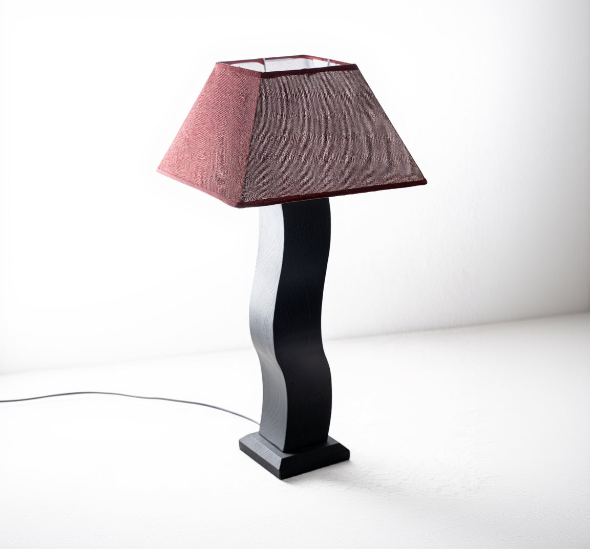 Lampada da Tavolo a Onda in Legno Nero con Paralume Bordeaux