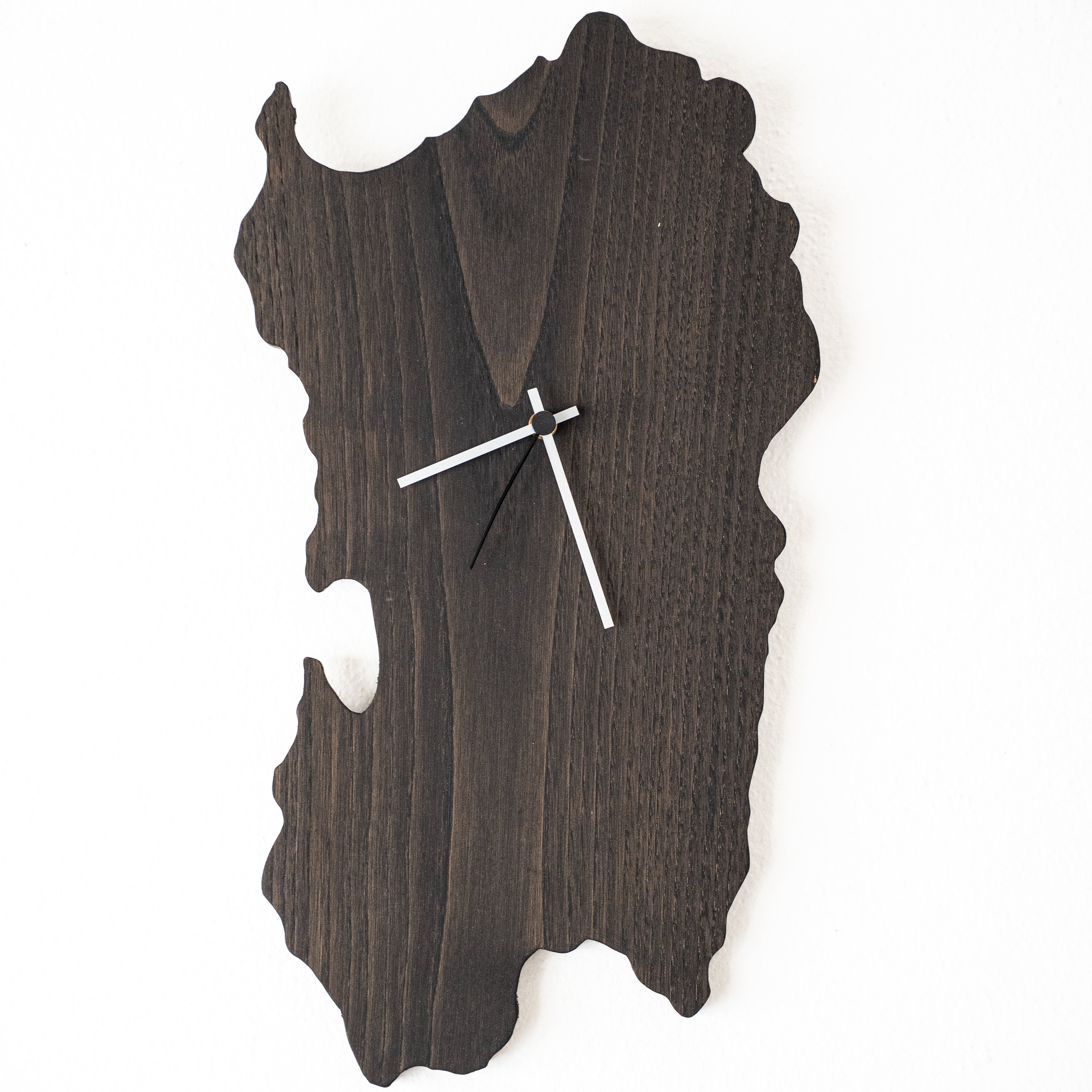 Orologio a forma di Sardegna da parete in legno realizzato artigianalmente dalla Falegnameria Barra di Samugheo