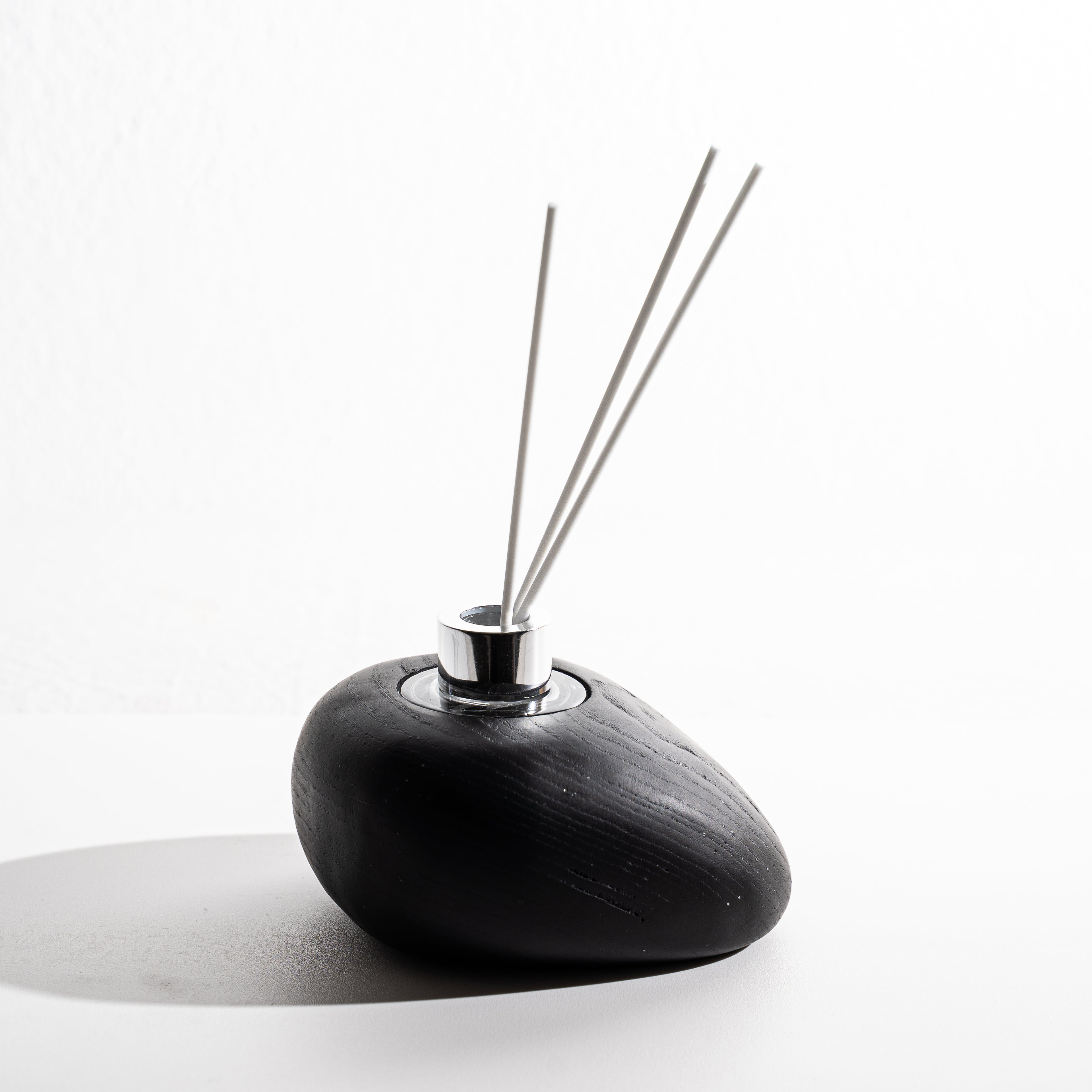 Diffusore a forma di sasso, in legno, colore nero, realizzato a mano dalla Falegnameria Barra Samugheo